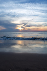 Fototapeta premium Sonnenuntergang am Meer – Scheveningen, Niederlande