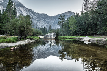 See spiegelt Landschaft vom Yosemite Nationalpark wieder