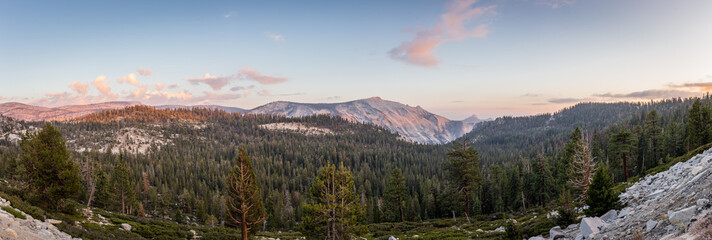 Bergpanorama vom Yosemite Nationalpark während Sonnenuntergang