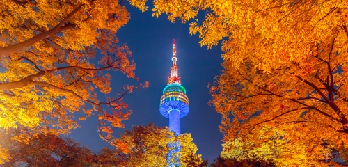 Papier Peint photo Séoul Changement de couleur d& 39 automne à la tour N de Séoul à l& 39 automne, où se trouve l& 39 emblème de la ville de Séoul en Corée du Sud