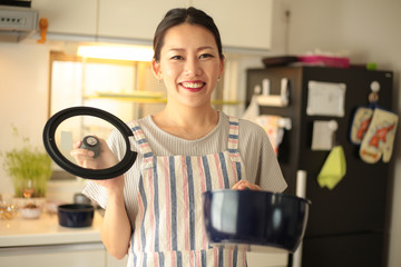 料理する女性