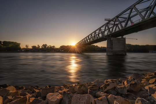 Eisenbahn Br&uuml;cke am Rhein zum Sonnenaufgang