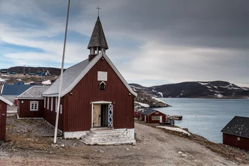 Papier Peint photo autocollant Arctique Église d& 39 Ittoqqortoormiit, dans l& 39 est du Groenland à l& 39 entrée des fjords du détroit de Scoresby