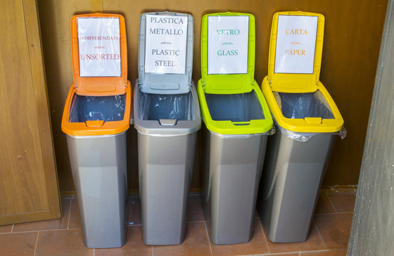 cassonetti per il riciclo della spazzatura