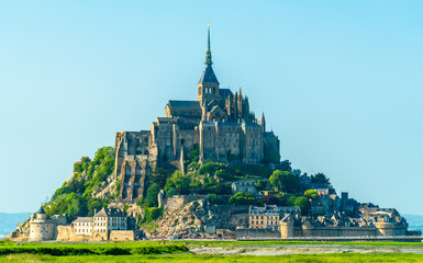 Obraz premium Widok na Mont-Saint-Michel, słynne opactwo w Normandii we Francji