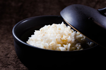 炊いたもち麦・米・ご飯・炊飯。黒い器と鍋に入ったもち麦ご飯