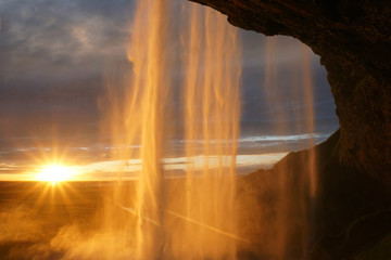Sonnenuntergang hinter dem Wasserfall