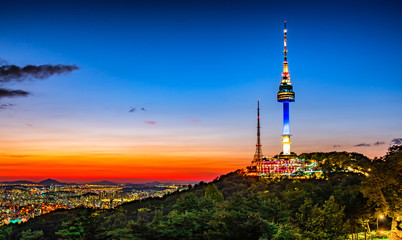 Ciel crépusculaire à la tour namsan Séoul Corée du Sud