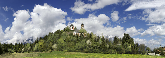 Pfarrkirche St. Johannes auf einem Hügel, Ampass, Hall in Tirol,  Österreich, Panorama