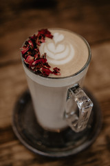 Rosen Kaffee mit herzförmigem Milchschaum
