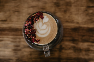 Rosen Kaffee mit herzförmigem Milchschaum