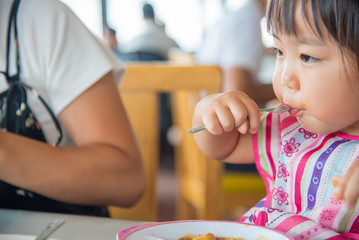 ご飯を食べる子供