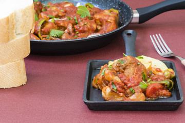 Carne en tomates fritos y vegetales