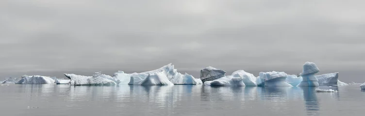 Selbstklebende Fototapete Gletscher Eisberg schwimmt im Wasser vor der Küste Grönlands. Natur und Landschaften von Grönland.
