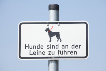 Schild Hunde sind an der Leine zu führen