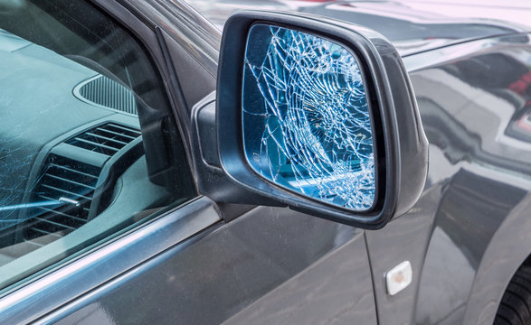 Vandalismus am Außenspiegel Auto
