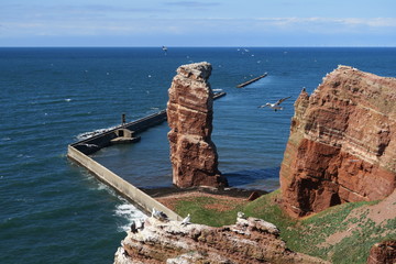 Felsnadel Lange Anna auf Helgoland mit fliegendem Basst&ouml;lpel