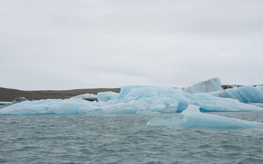 Eisberge zum Greifen nah: mit dem Zodiac in der Gletscherlagune Jökulsárlón - Vatnajökull-Nationalpark, Island