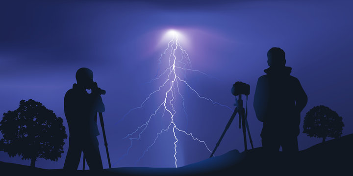 Deux photographes, chasseur d'orages, photographie un éclair la nuit tombée.