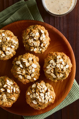 Frische hausgemachte gebackene Apfel und Haferflocken Muffins auf Holzteller (Selektiver Fokus, Fokus auf die Oberfläche der Muffins)