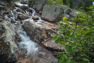 Великолепный горный пейзаж с водопадом. Красивый...