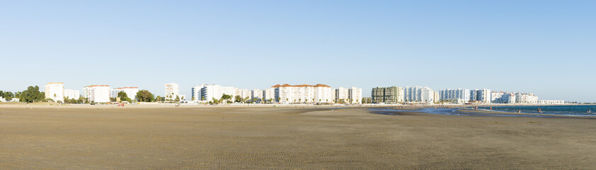 Fototapeta na wymiar Panorámica de la playa de Valdelagrana situada en el término municipal de El Puerto de Santa María provincia de Cádiz, España