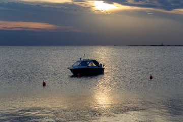 Motorboot in einer Bucht 