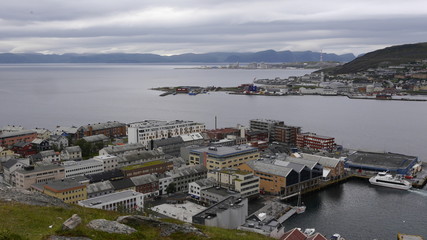 Fototapeta na wymiar Aussicht auf Hammerfest, den Hafen und das Nordmeer