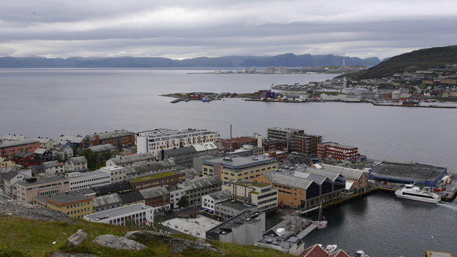 Aussicht auf Hammerfest, den Hafen und das Nordmeer