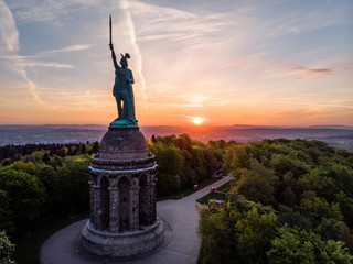 Hermannsdenkmal bei Sonnenaufgang, Luftaufnahme, Detmold, Deutschland