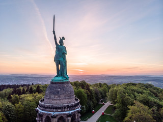 Hermannsdenkmal bei Sonnenaufgang, Luftaufnahme, Detmold, Deutschland