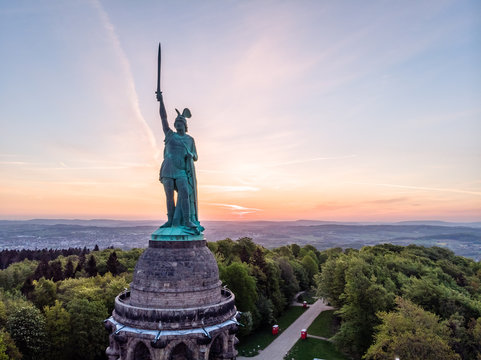 Hermannsdenkmal bei Sonnenaufgang, Luftaufnahme, Detmold, Deutschland