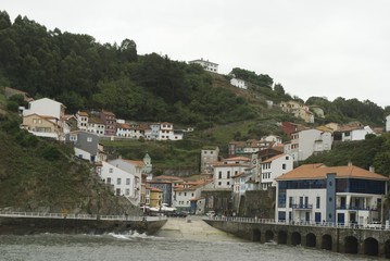 Fototapeta na wymiar Pueblo pesquero de Cudillero en Asturias