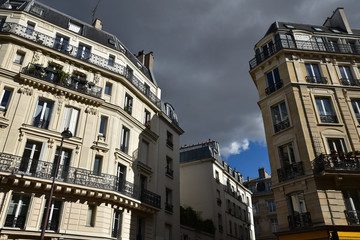 Fototapeta na wymiar Immeubles parisiens et ciel orageux