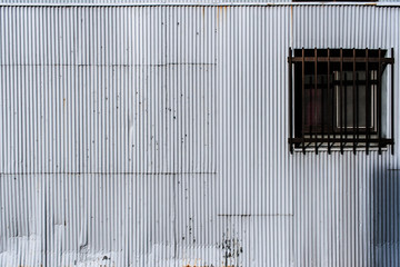 小窓とトタンの外壁