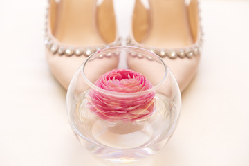 Obraz na płótnie Canvas Bride high heels with rose bowl 