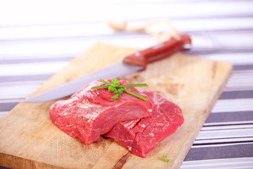 viande de boeuf sur fond blanc