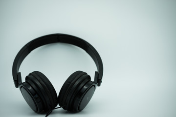 Fototapeta na wymiar Auriculares para escuchar música en fondo blanco