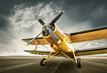 Foto auf Acrylglas Für ihn historisches Flugzeug auf einer Landebahn