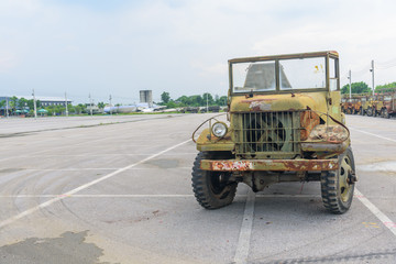 Obraz premium Old jeep car for showing on street in Aircraft market 
