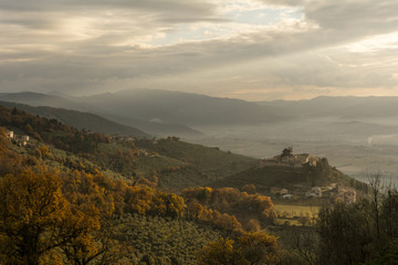Veduta delle colline che circondano il Castello di Campello Alto in Umbria