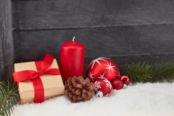 Geschenk und Kerze als Weihnachten Hintergrund