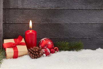 Erster Advent vor Weihnachten mit roter Kerze