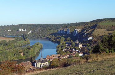 Fototapeta na wymiar Seine river hills and chateau Guaillard village