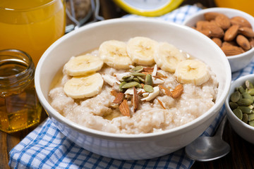 oatmeal with banana, honey and nuts