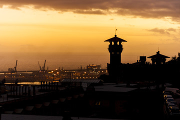 Veduta di un tramonto invernale da Genova Castelletto, sullo sfondo il porto commerciale di Genova