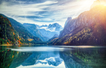herfstlandschap met Dachstein-bergtop die in kristalhelder Gosausee-bergmeer weerspiegelt