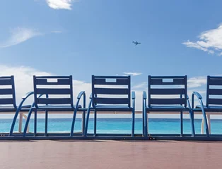 Papier Peint photo autocollant Nice Rangée de chaises bleues à la plage à Nice, France