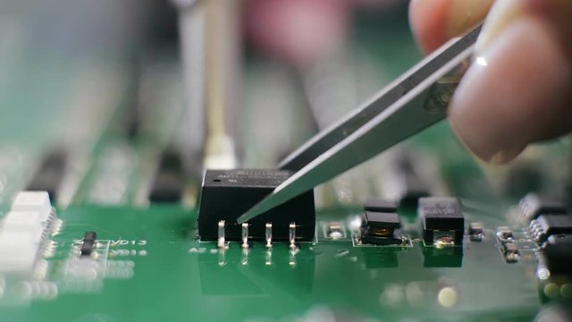 Process of soldering electronic chips and elements
