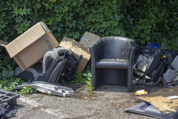 Fauteuil abandonné au millieu des déchets